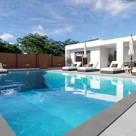 Morena Villa *